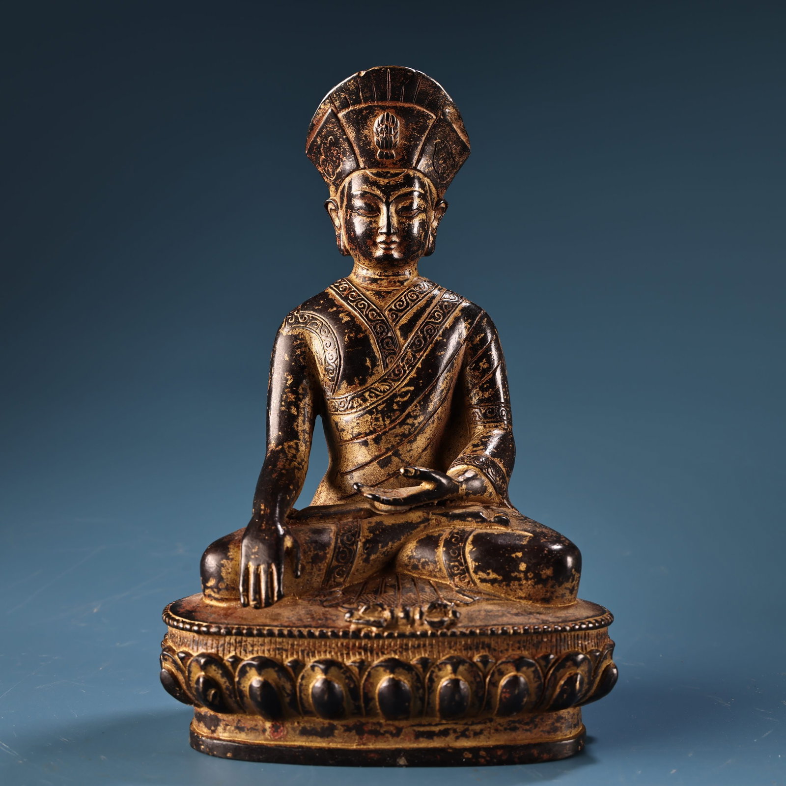 An Exquisite Gilt Bronze Statue of Guru: An Exquisite Gilt Bronze Statue of Guru Qing Dynasty, China Size:7.9inx4.9in