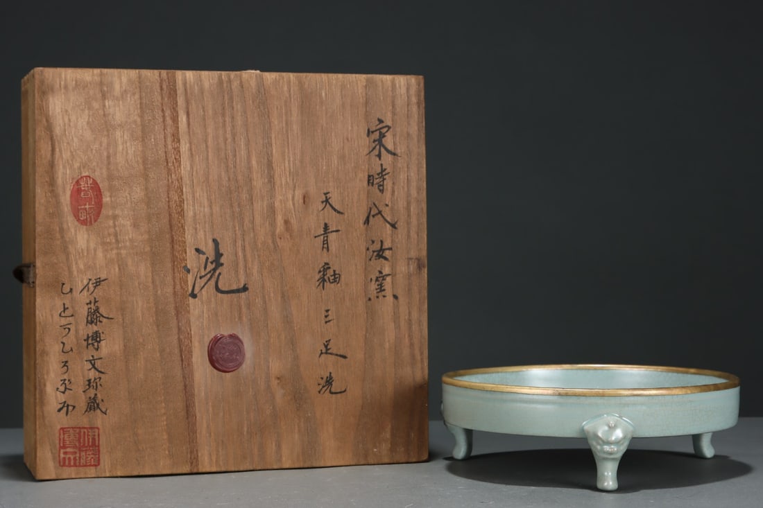 An Exquisite Ru yao Sky Blue Glazed Tripod Brush Washer: An Exquisite Ru yao Sky Blue Glazed Tripod Brush Washer Song Dynasty, China Size:2.4inx7.3in汝窑天青釉三足洗 中国宋代 Size:6cmx1