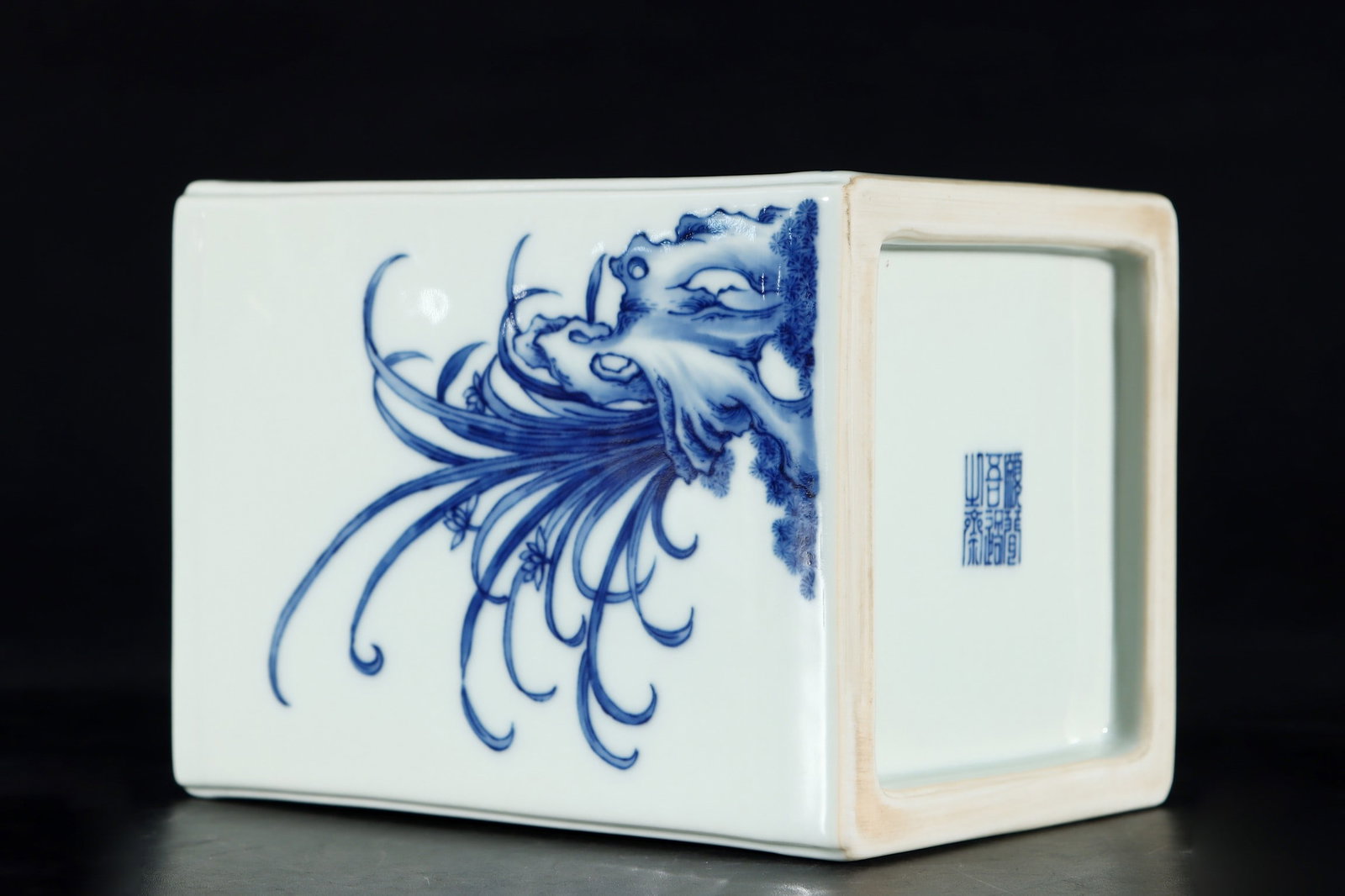 An Exquisite Blue and White Flower Pattern Brush Pot - 2