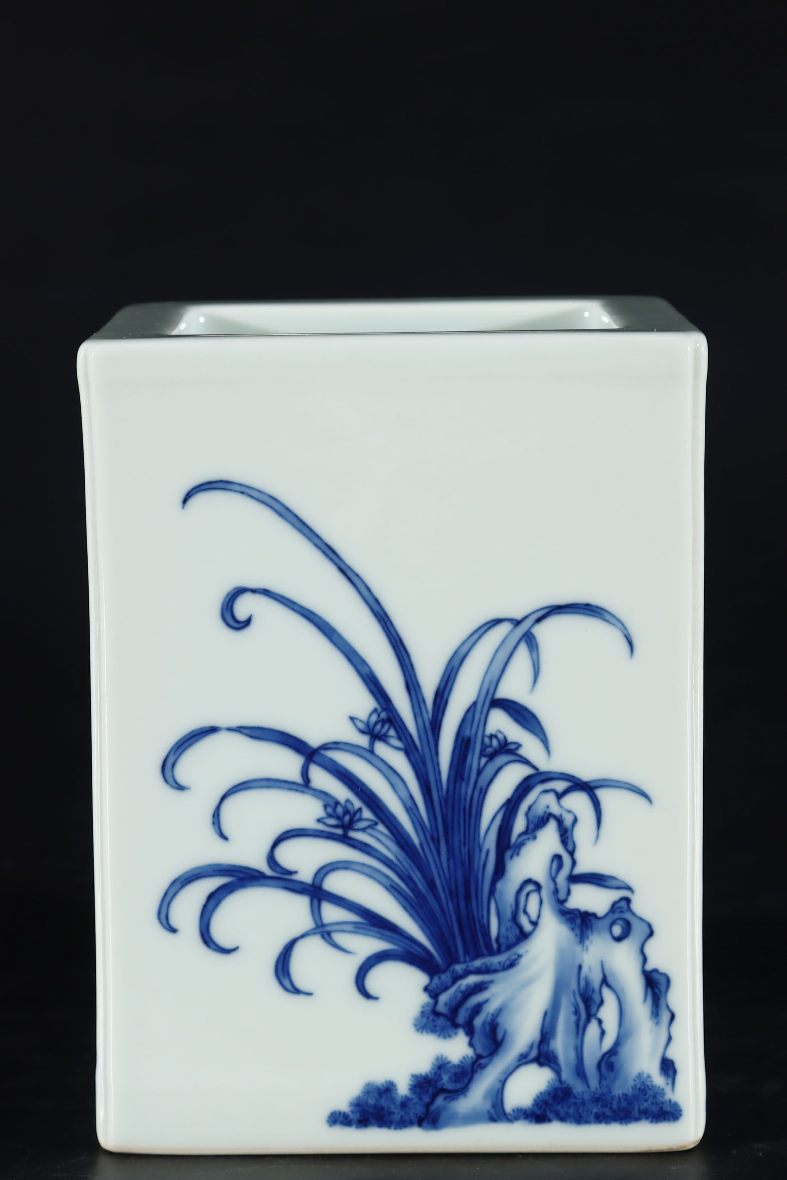 An Exquisite Blue and White Flower Pattern Brush Pot - 3