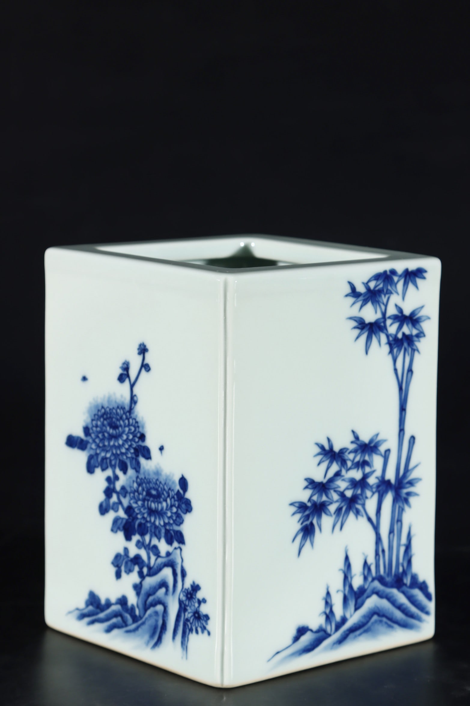 An Exquisite Blue and White Flower Pattern Brush Pot - 4