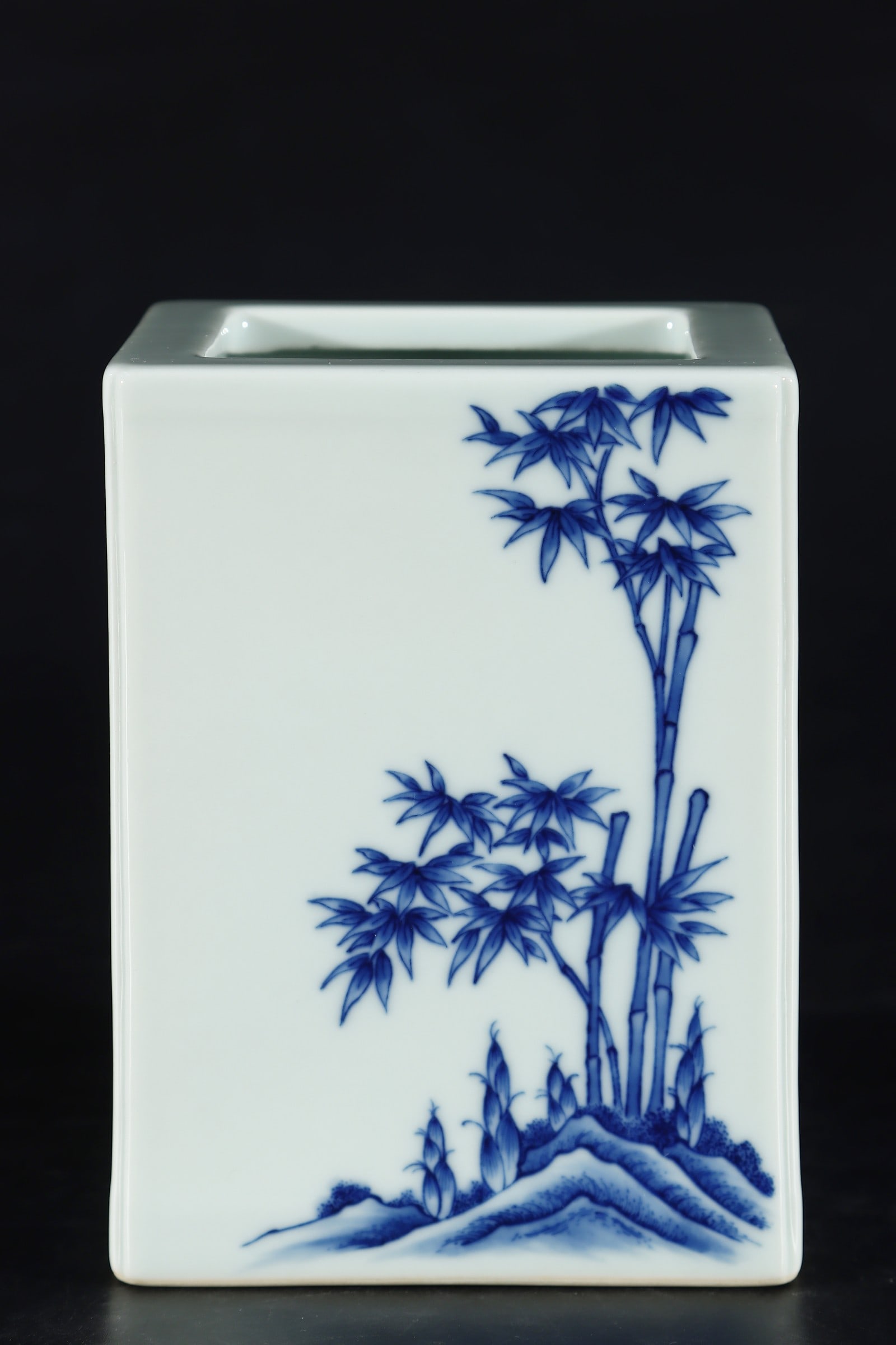 An Exquisite Blue and White Flower Pattern Brush Pot - 6