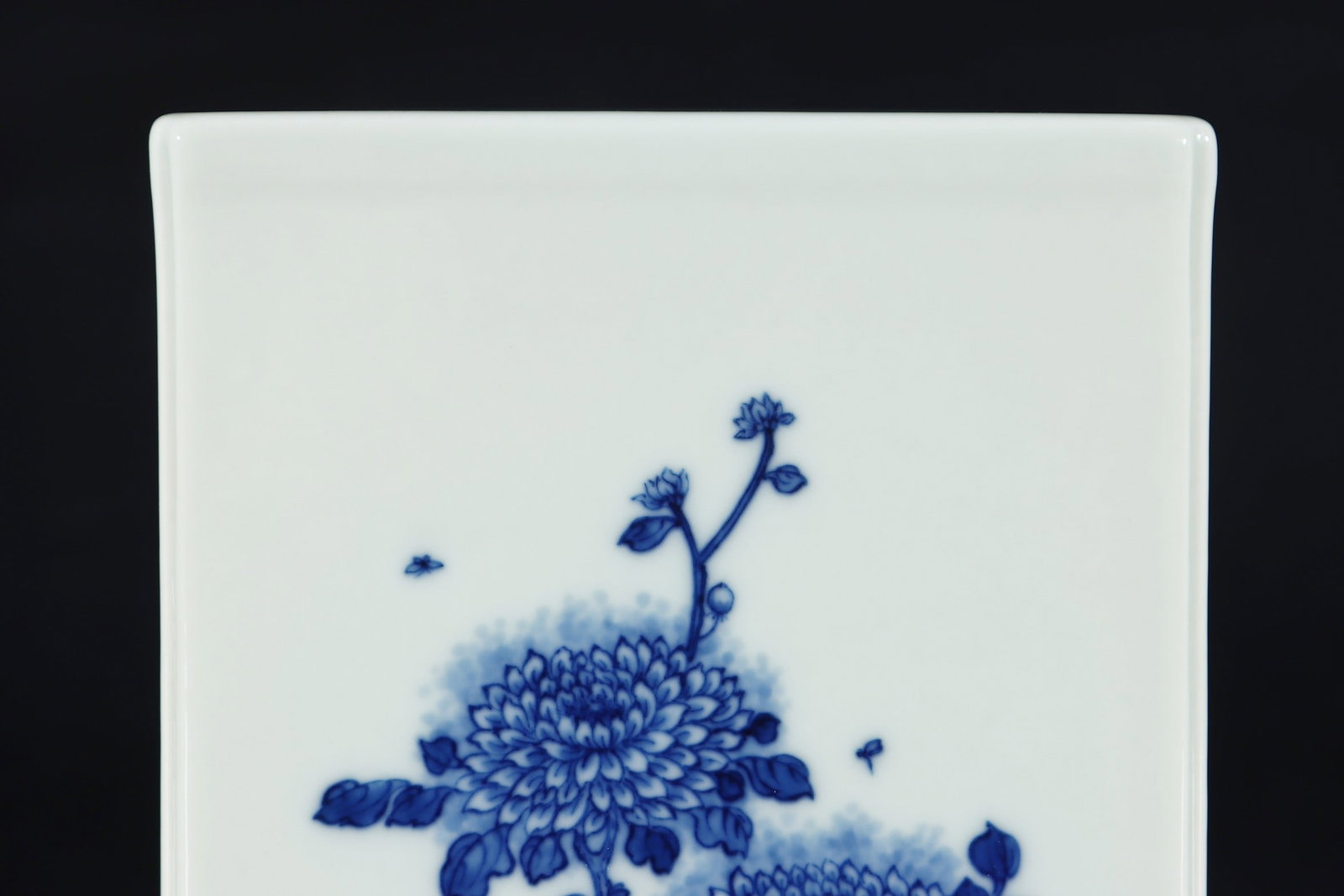 An Exquisite Blue and White Flower Pattern Brush Pot - 8