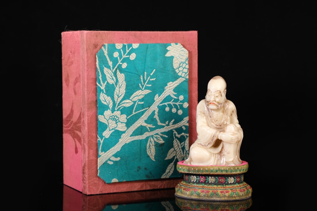An Exquisite Shoushan Stone Statue of Arhat Ornament: An Exquisite Shoushan Stone Statue of Arhat Ornament Qing Dynasty, China Size:4.7inx3in Weight:476g寿山石罗汉摆件 中国清代