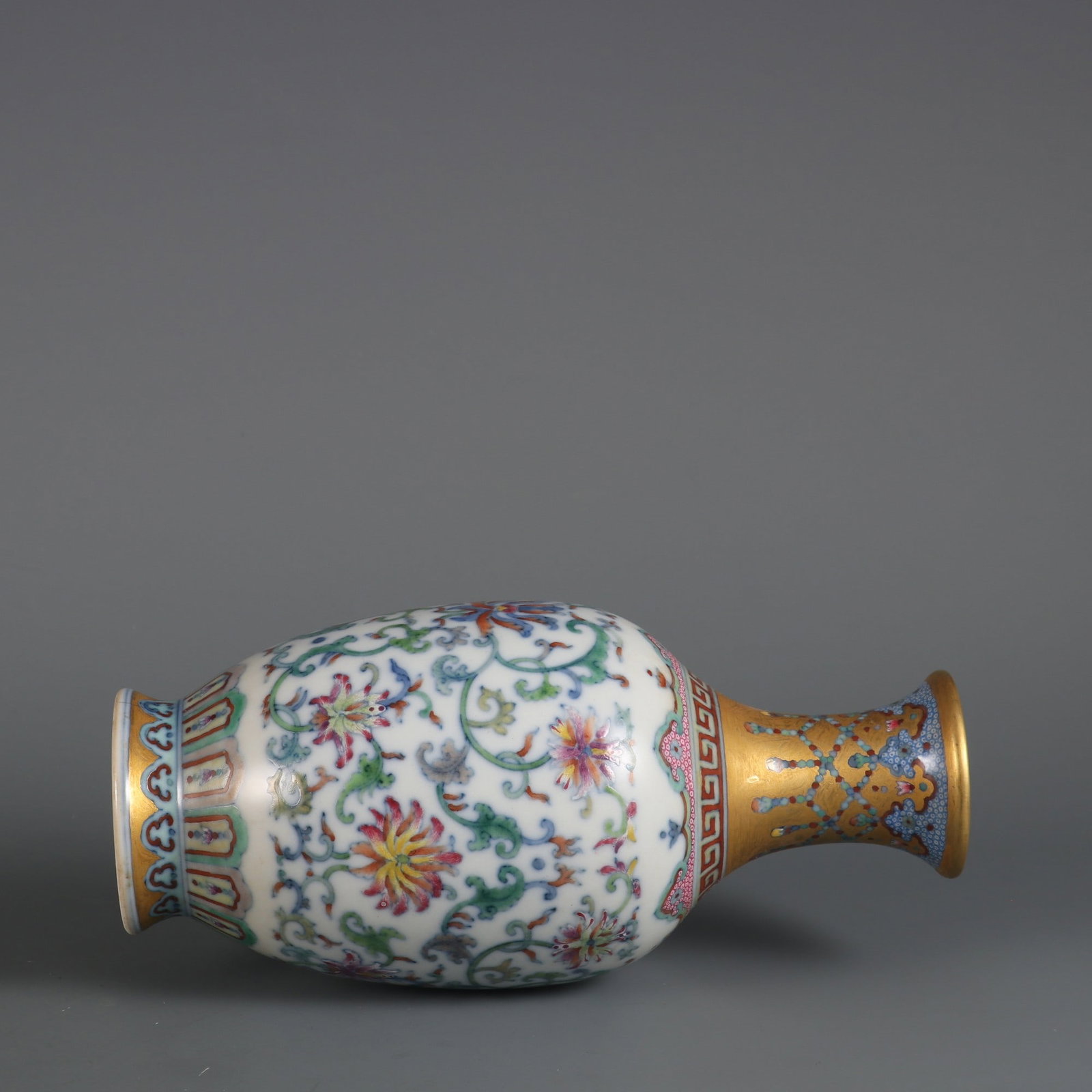 An Exquisite Doucai Lotus Pattern Vase - 6