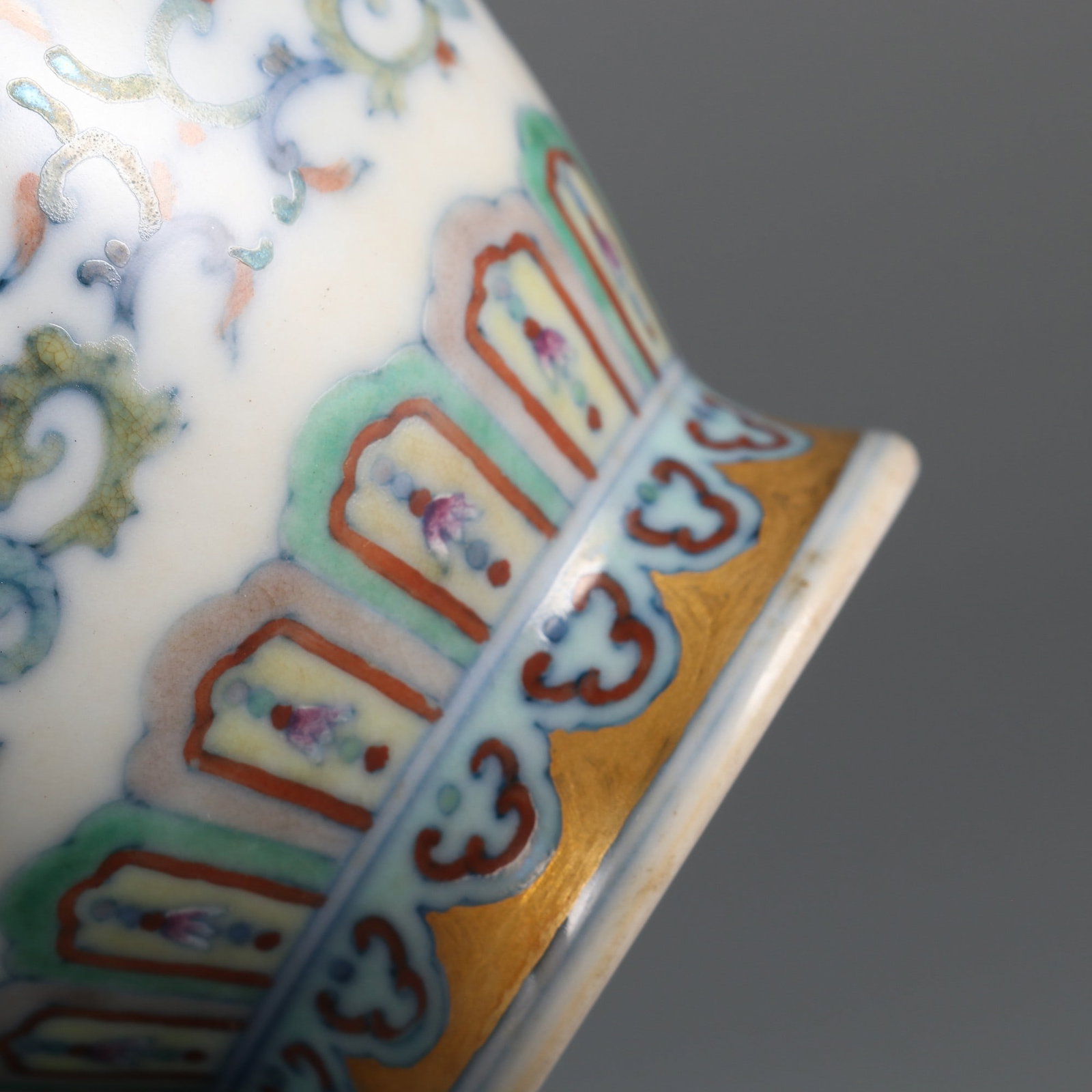 An Exquisite Doucai Lotus Pattern Vase - 7