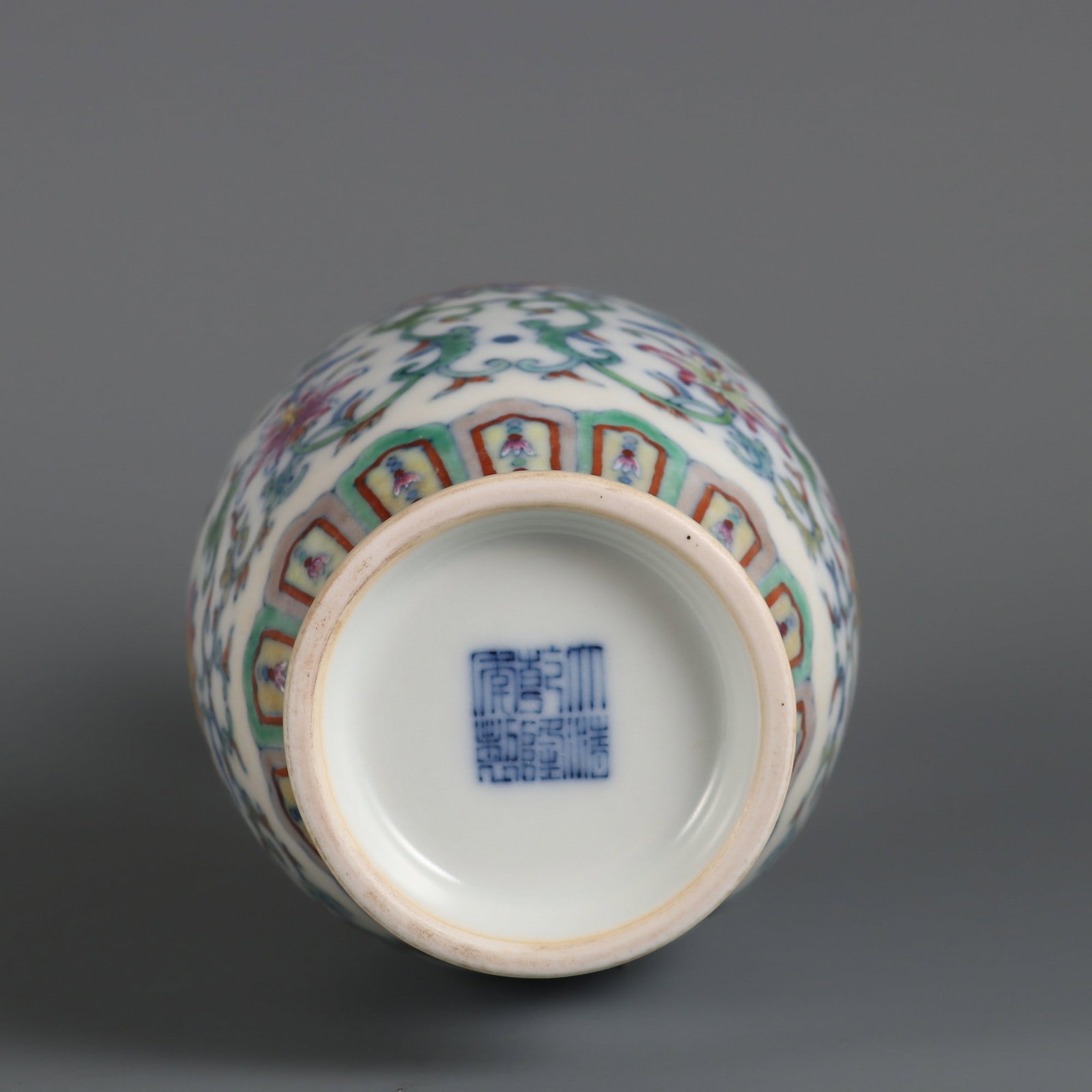 An Exquisite Doucai Lotus Pattern Vase - 9