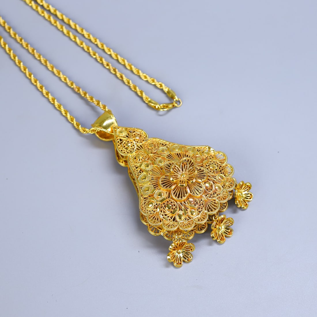 An Exquisite Gilt Bronze Pendant - 10