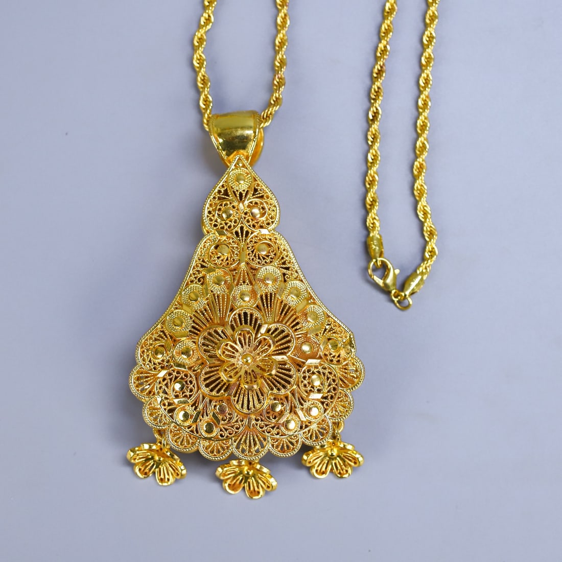 An Exquisite Gilt Bronze Pendant - 4