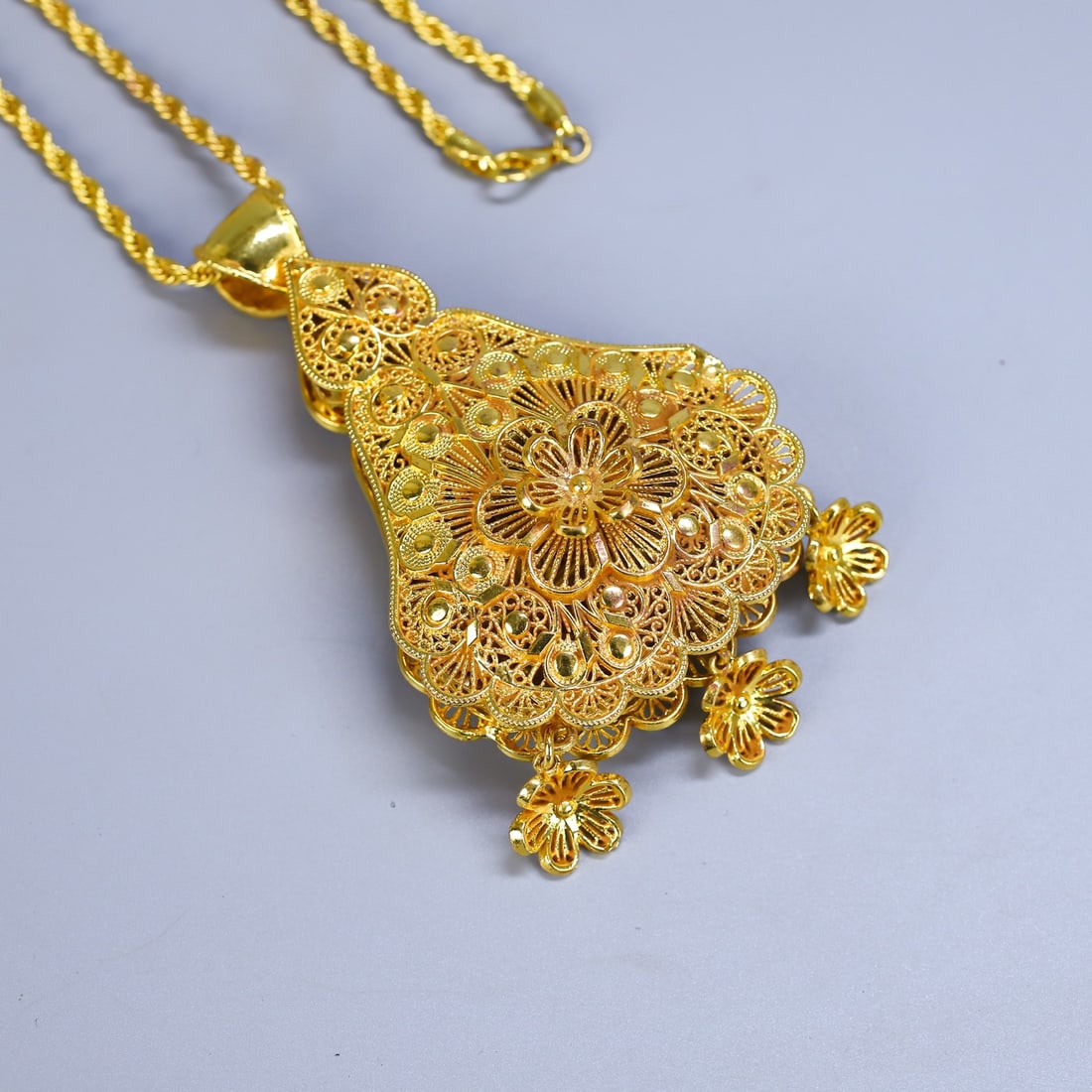 An Exquisite Gilt Bronze Pendant - 5