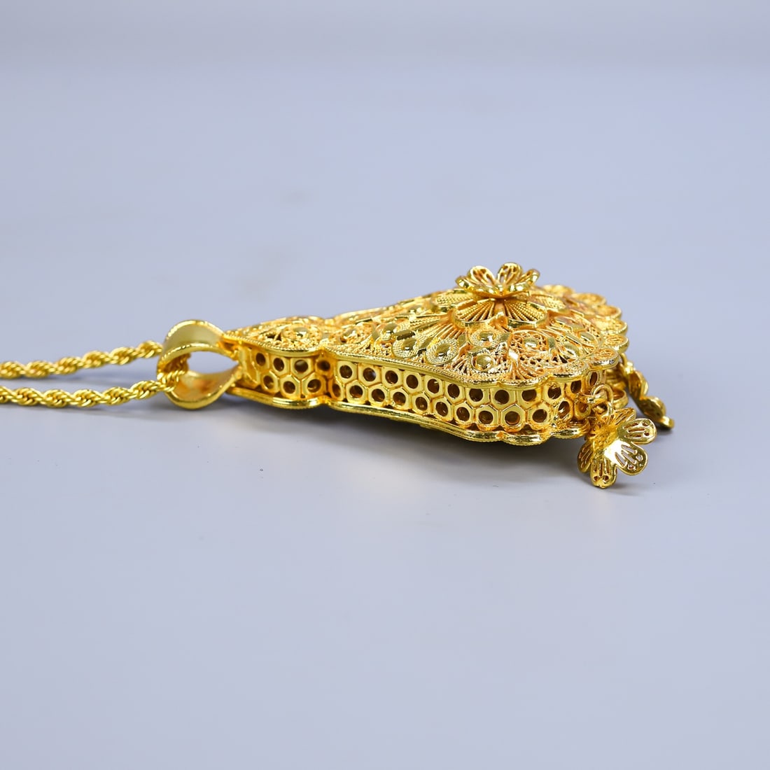 An Exquisite Gilt Bronze Pendant - 7