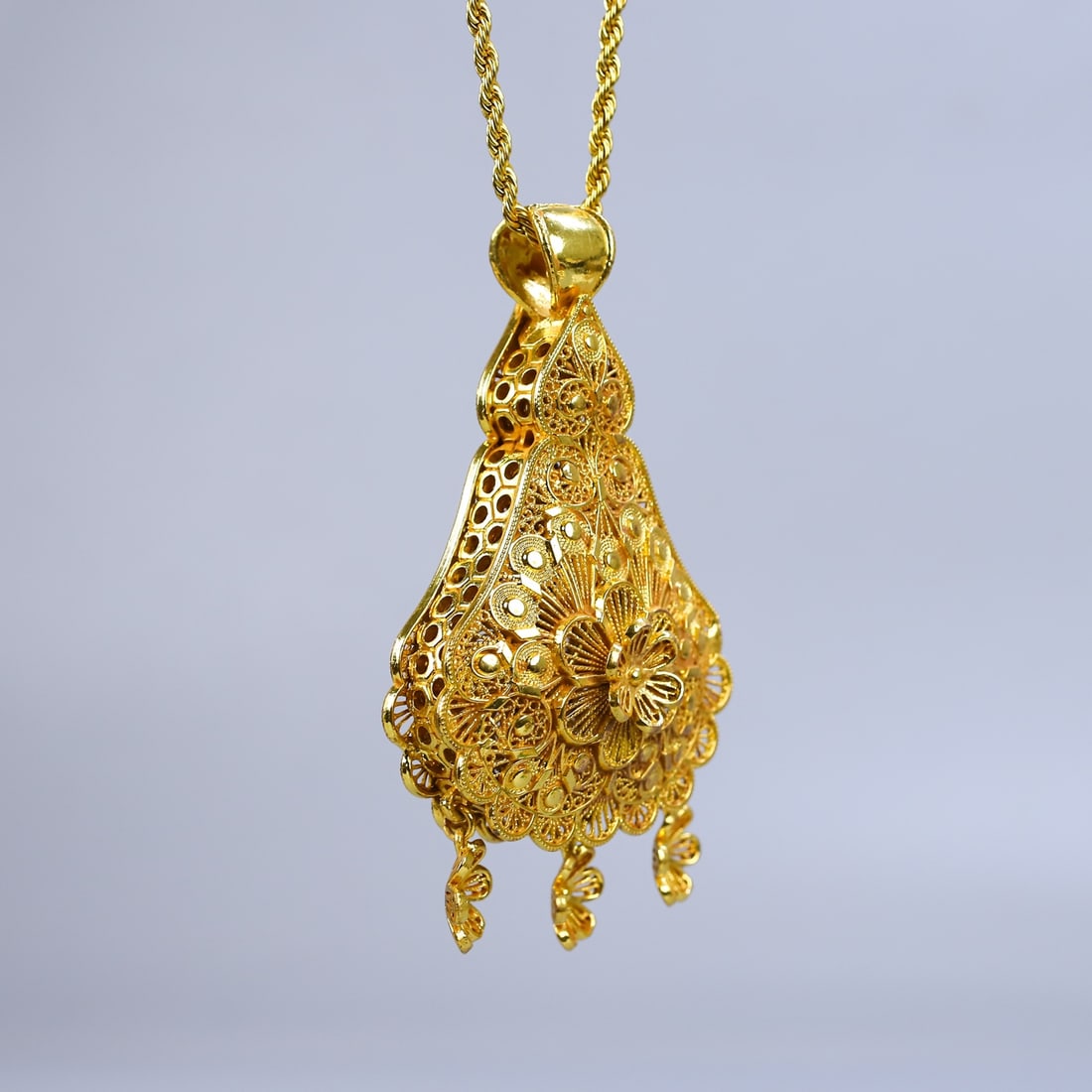 An Exquisite Gilt Bronze Pendant - 8