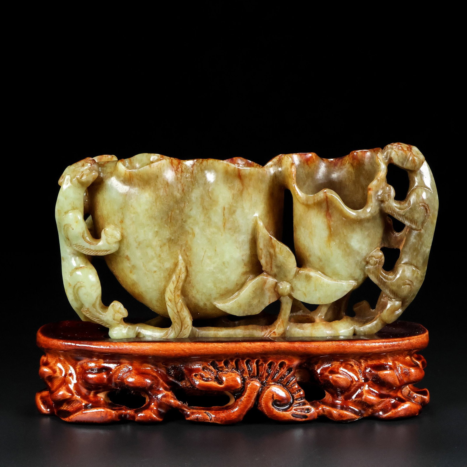An Exquisite White Jade Lotus-Shaped Brush Pot: An Exquisite White Jade Lotus-Shaped Brush Pot Qing Dynasty, China Size:3.5inx6.3inx2.8in Weight:361g白玉双兽笔筒 中国清代