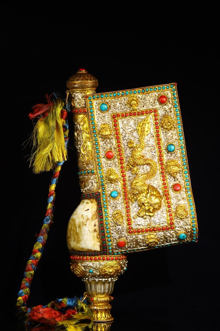 An Exquisite Conch Inlaid Gems Dzi Bead Ornament: An Exquisite Conch Inlaid Gems Dzi Bead Ornament Qing Dynasty, China Size:18.5inx9.8in Weight:3900g海螺掐丝嵌宝石天珠法螺