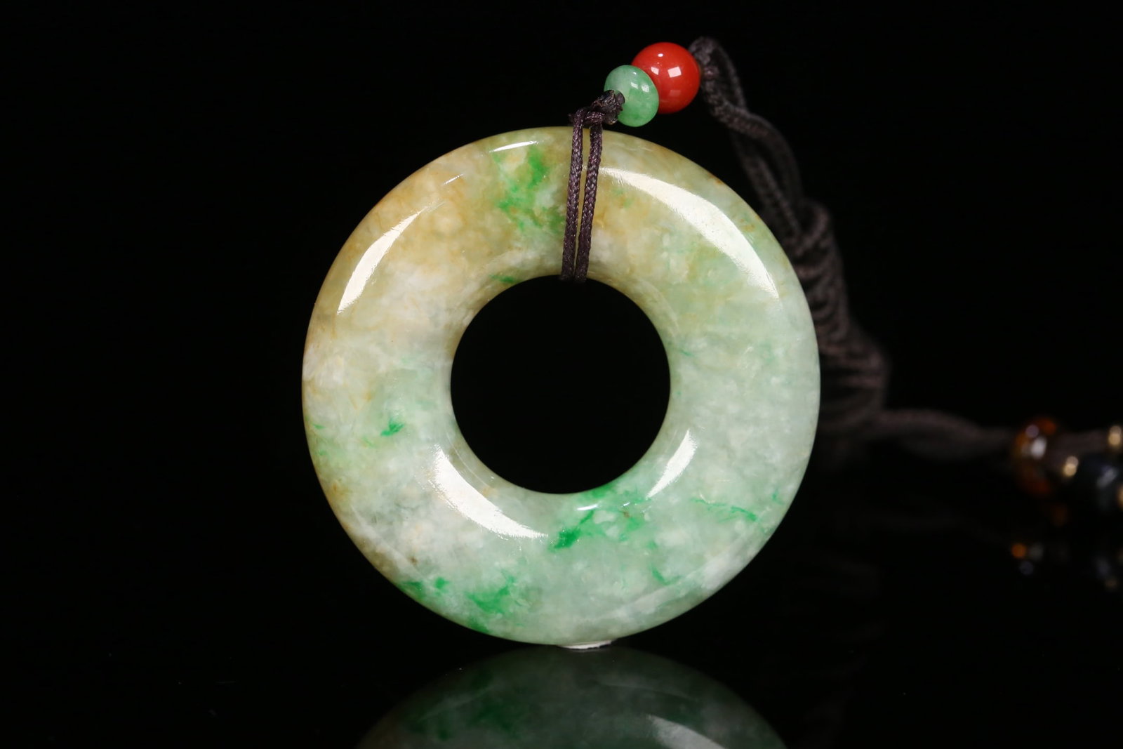 An Exquisite Jadeite Pendant: An Exquisite Jadeite Pendant Qing Dynasty, China Size:1.9inx0.3in Weight:34g翡翠平安环 中国清代 Size:4.7cmx0.8cm Weight:34g
