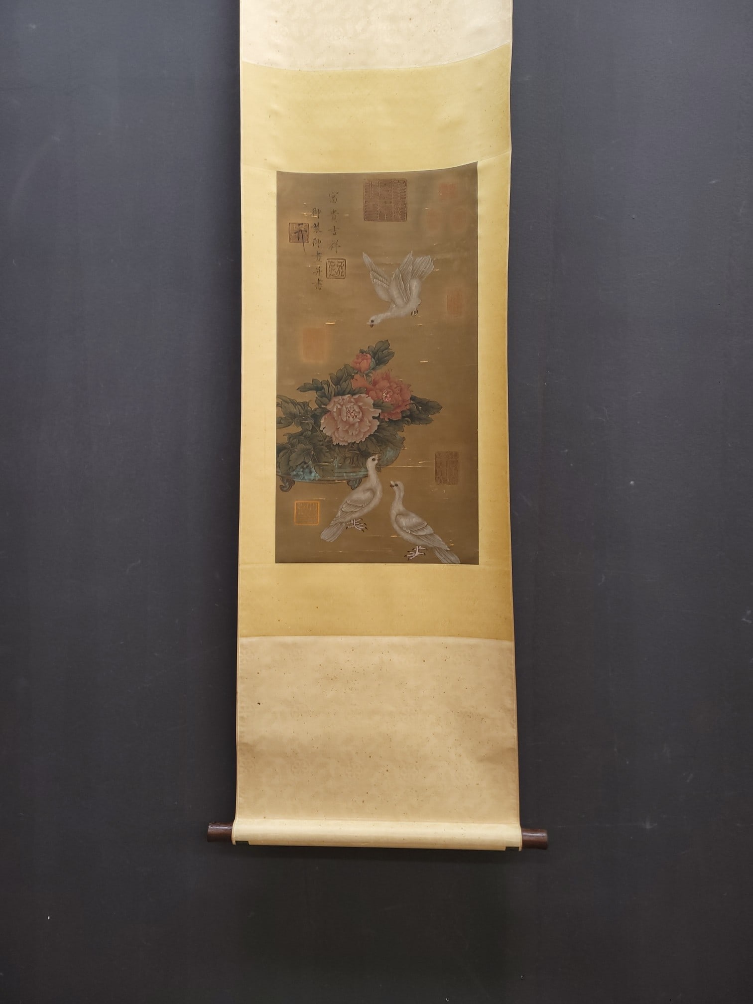 A Chinese Vertical Scroll Ink Painting of Flower and Bird on Silk: A Chinese Vertical Scroll Ink Painting of Flower and Bird on Silk Song huizong Without frame Size:13inx25.2in宋徽宗富贵吉祥