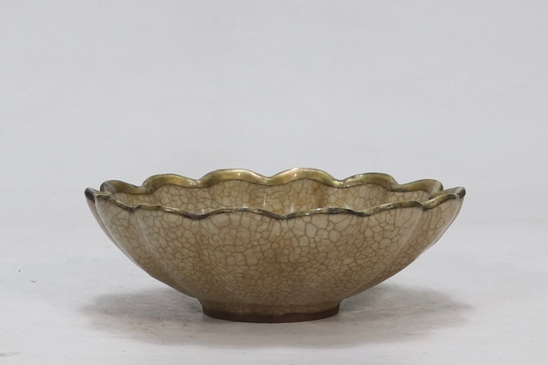 An Exquisite Ge yao Yellow Glazed Bowl: An Exquisite Ge yao Yellow Glazed Bowl Song Dynasty, China Size:2inx5.9in哥窑米黄釉菊瓣纹碗 中国宋代 Size:5cmx15cm