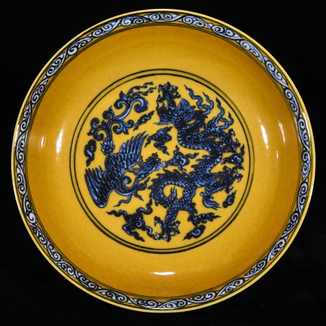 An Exquisite Blue and White Dragon and Phoenix Pattern Plate: An Exquisite Blue and White Dragon and Phoenix Pattern Plate Ming Dynasty, China Xuande Six-character Mark Size:1.6inx7.7in黄地青花龙凤纹盘 中