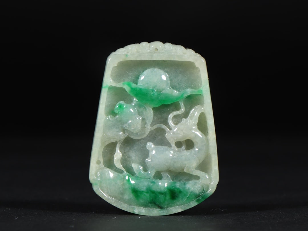 An Exquisite Jadeite Bats Pattern Deer Pattern Brand: An Exquisite Jadeite Bats Pattern Deer Pattern Brand Qing Dynasty, China Size:2.1inx1.6inx0.4in Weight:40g翡翠福禄牌 中国清代 Size:5.4cmx4cmx0.9cm