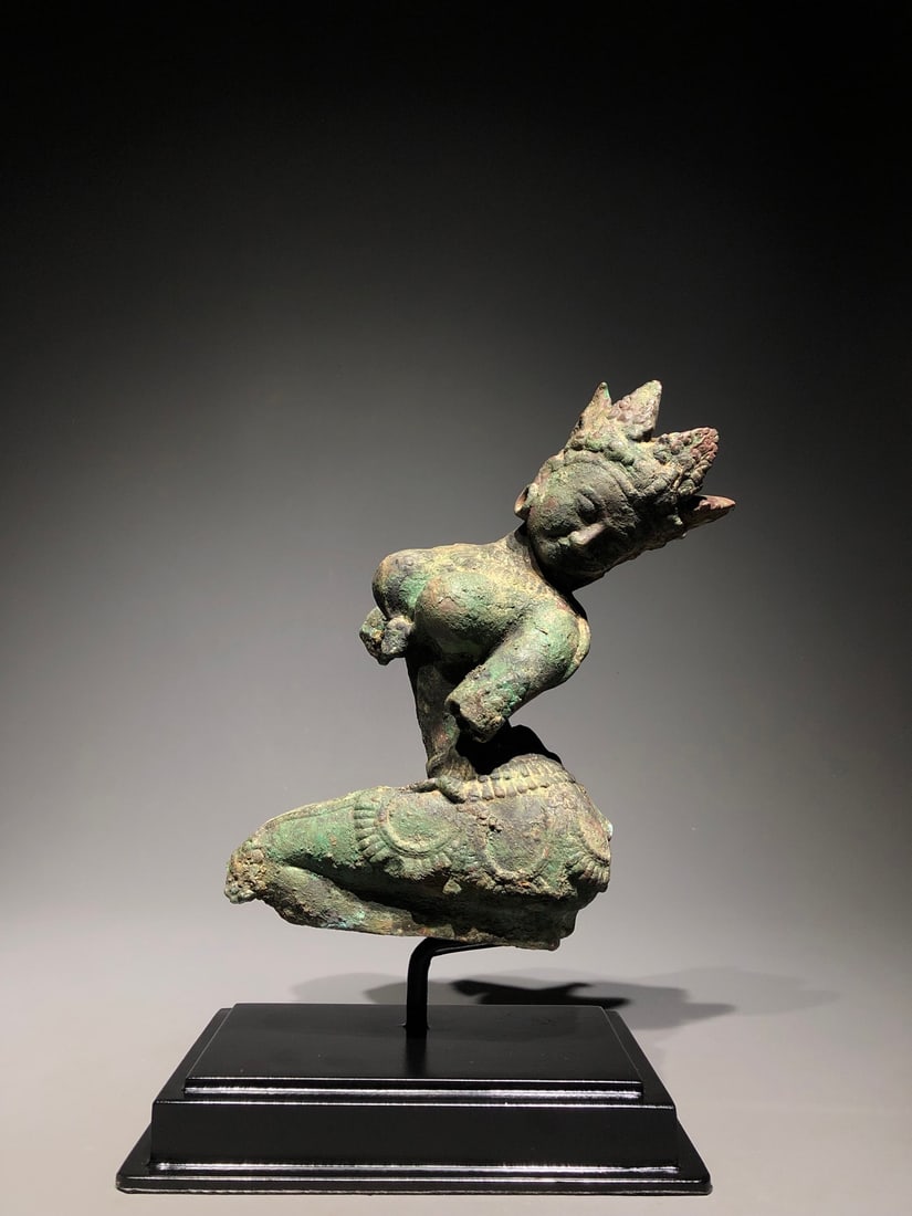 An Exquisite Bronze Figure Ornament: An Exquisite Bronze Figure Ornament Tang Dynasty, China Diameter Size:6.7inx4.7in Size:13.8in Weight:6750g铜飞天人物 中国唐代 Diameter Size:17cmx1