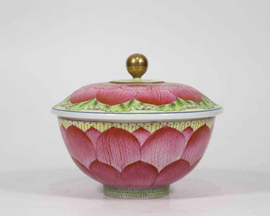 An Exquisite Famille-Rose Flower Pattern Box: An Exquisite Famille-Rose Flower Pattern Box Qing Dynasty, China Qianlong Six-character Mark Size:5.3inx5.7in粉彩荷花盖盒 中国清代