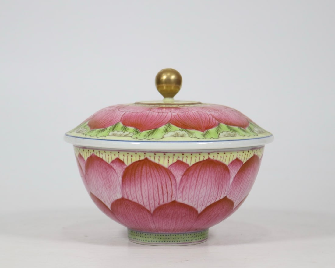 An Exquisite Famille-Rose Flower Pattern Box - 2