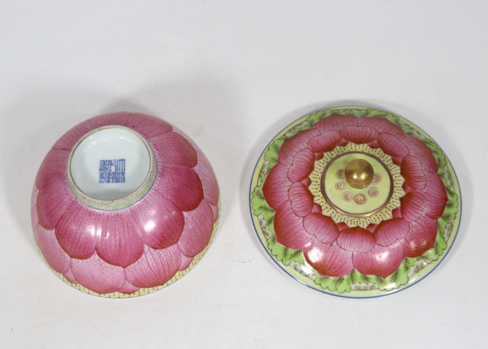 An Exquisite Famille-Rose Flower Pattern Box - 5