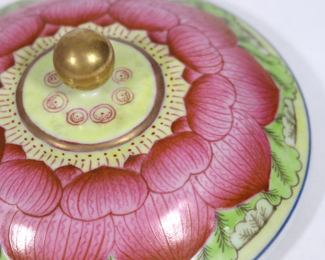 An Exquisite Famille-Rose Flower Pattern Box - 6