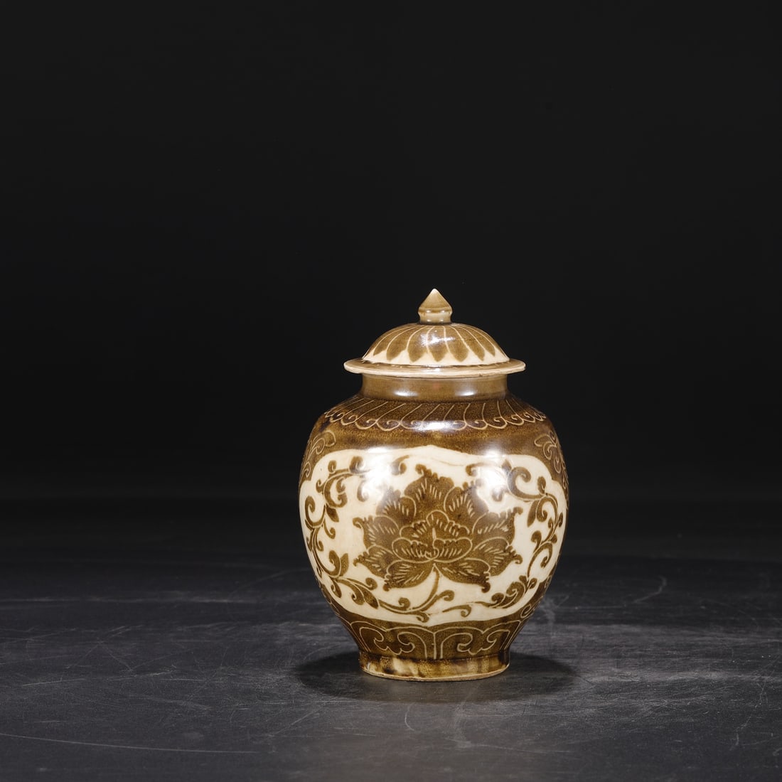 An Exquisite Ding yao Flower Pattern Jar - 2