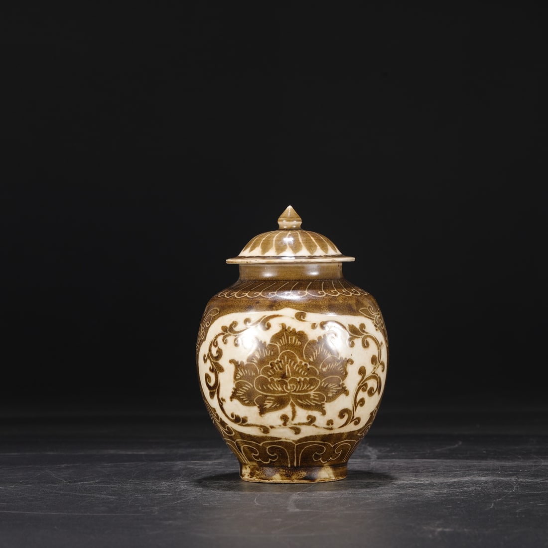 An Exquisite Ding yao Flower Pattern Jar - 8