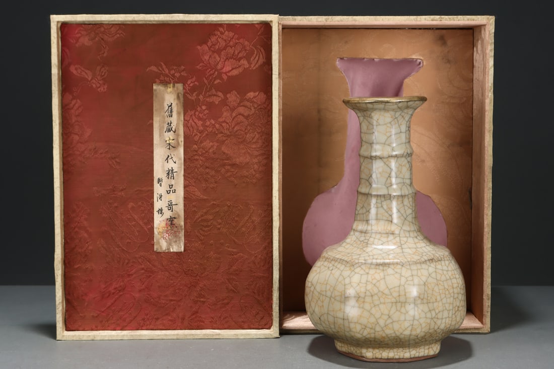 An Exquisite Ge yao Yellow Glazed Vase: An Exquisite Ge yao Yellow Glazed Vase Song Dynasty, China Size:9.3inx6.3in哥窑米黄釉八棱弦纹长颈瓶 中国宋