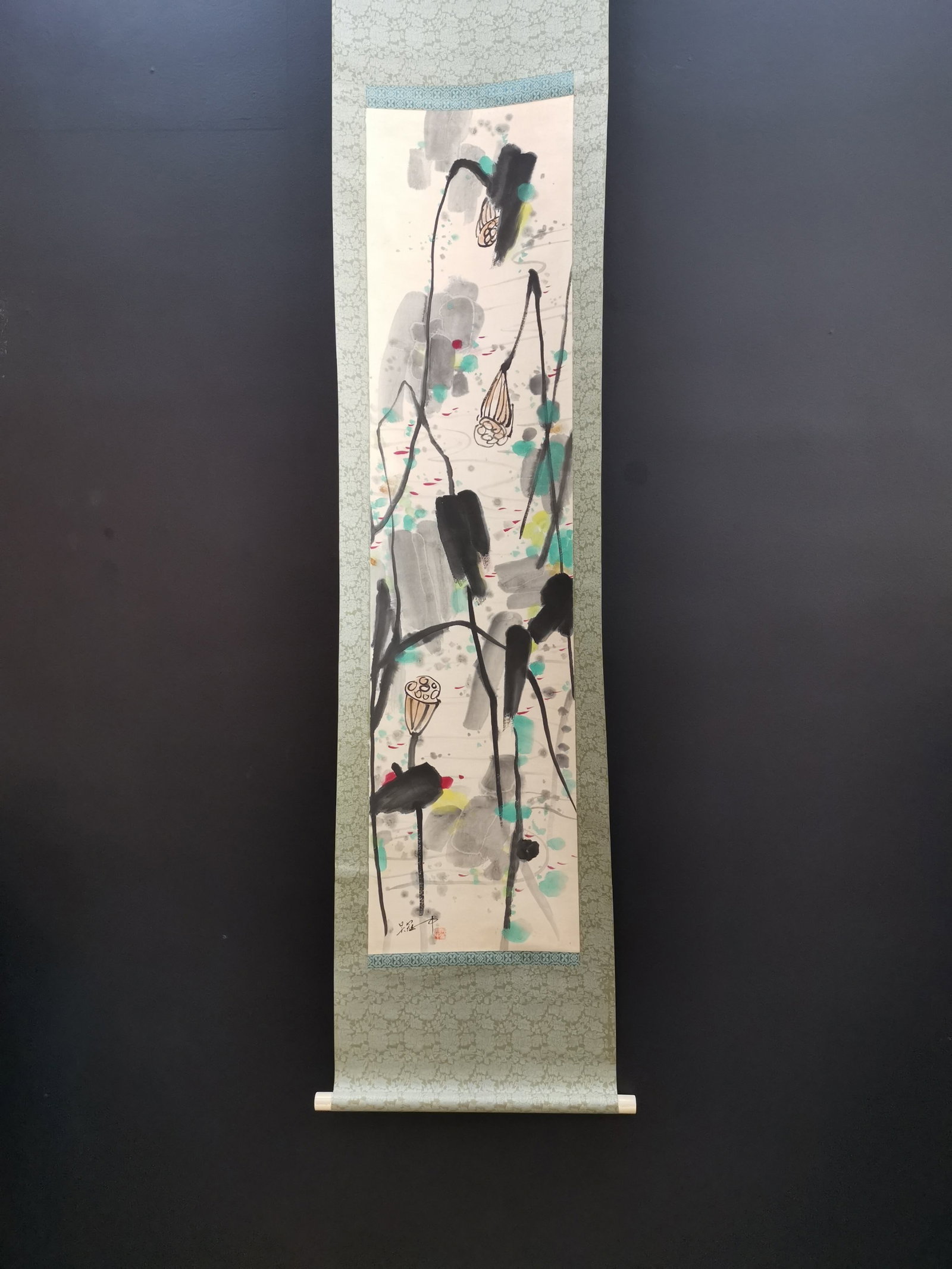 A Chinese Vertical Scroll Ink Painting of Flower on Paper: A Chinese Vertical Scroll Ink Painting of Flower on Paper Wu guanzhong Without frame Size:13.2inx53.1in吴冠中莲藕 纸本立轴Without frame