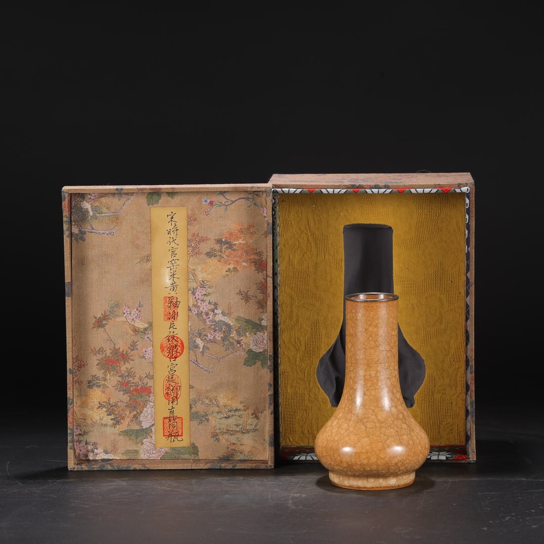 An Exquisite Guan yao Yellow Glazed Vase: An Exquisite Guan yao Yellow Glazed Vase Song Dynasty, China Size:8.5inx4.7in官窑米黄釉冰片纹银口宫廷御用直
