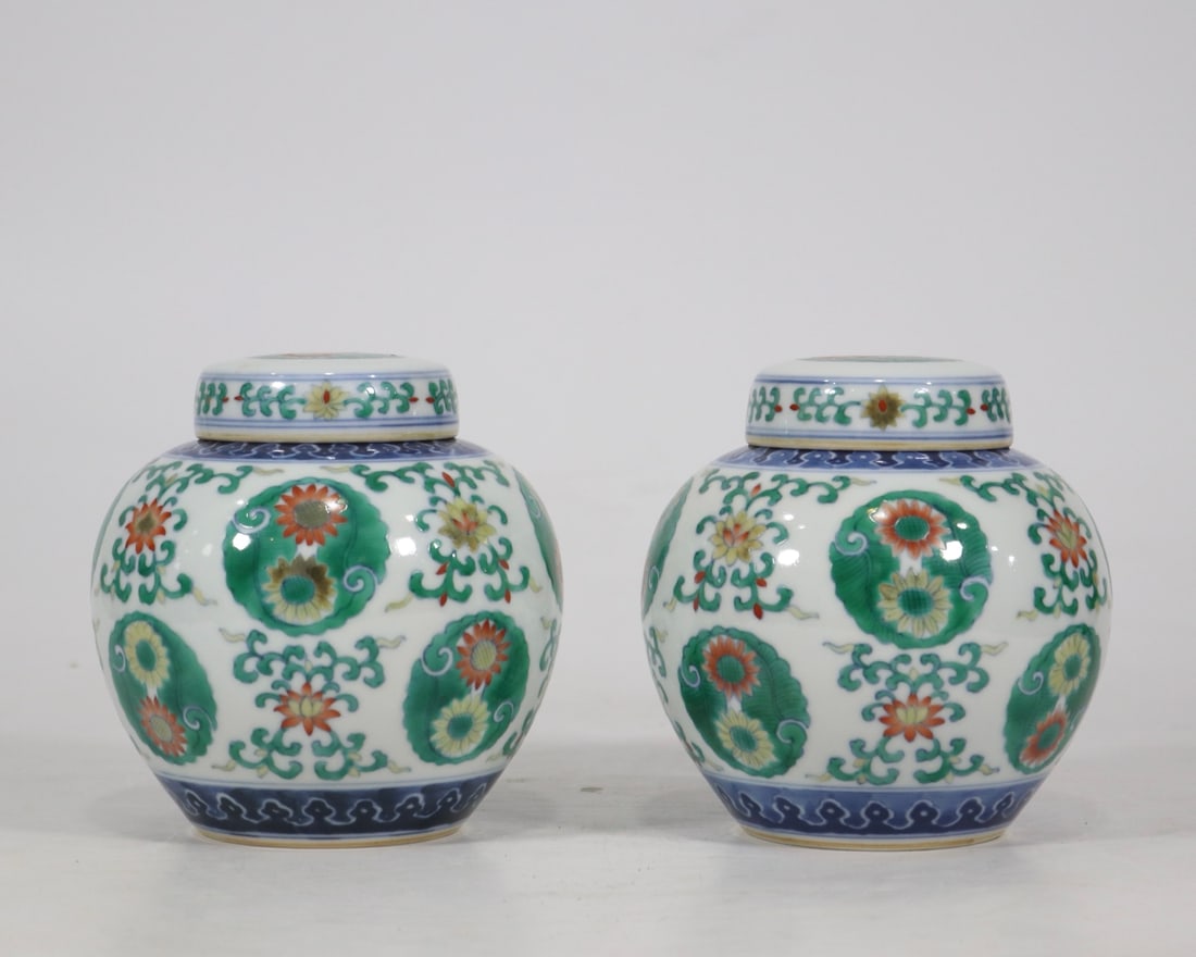 An Exquisite Doucai Flower Pattern Tea Caddy: An Exquisite Doucai Flower Pattern Tea Caddy Qing Dynasty, China Qianlong Six-character Mark Size:4.7inx4.3in斗彩团花茶叶罐 中国清代 &