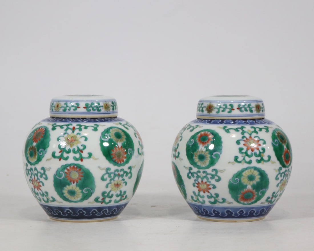 An Exquisite Doucai Flower Pattern Tea Caddy - 2