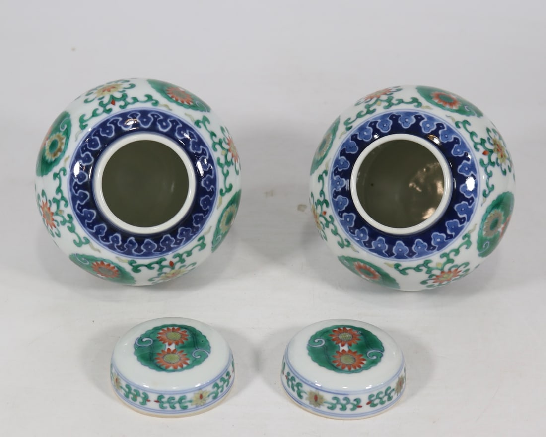 An Exquisite Doucai Flower Pattern Tea Caddy - 3