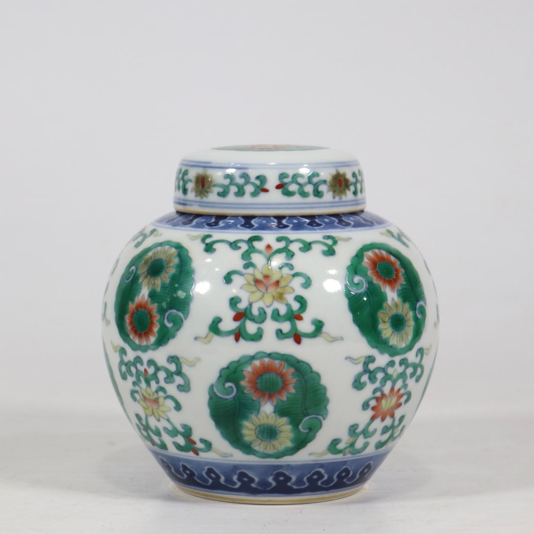 An Exquisite Doucai Flower Pattern Tea Caddy - 4