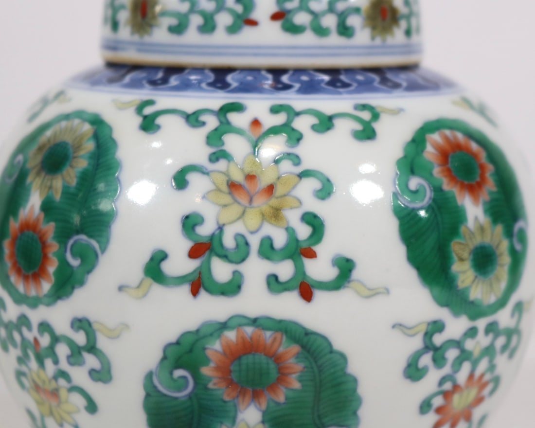 An Exquisite Doucai Flower Pattern Tea Caddy - 5