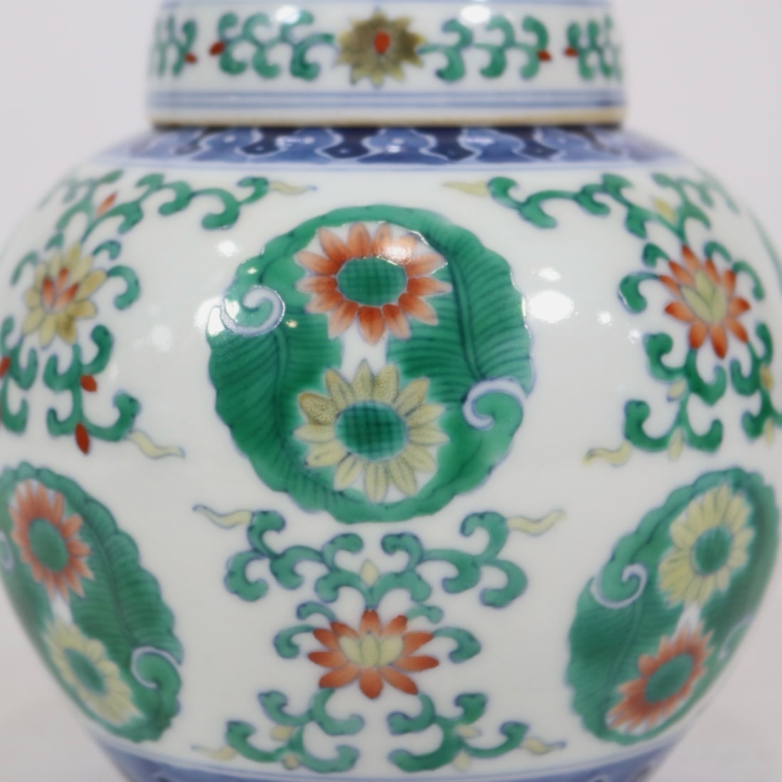 An Exquisite Doucai Flower Pattern Tea Caddy - 6