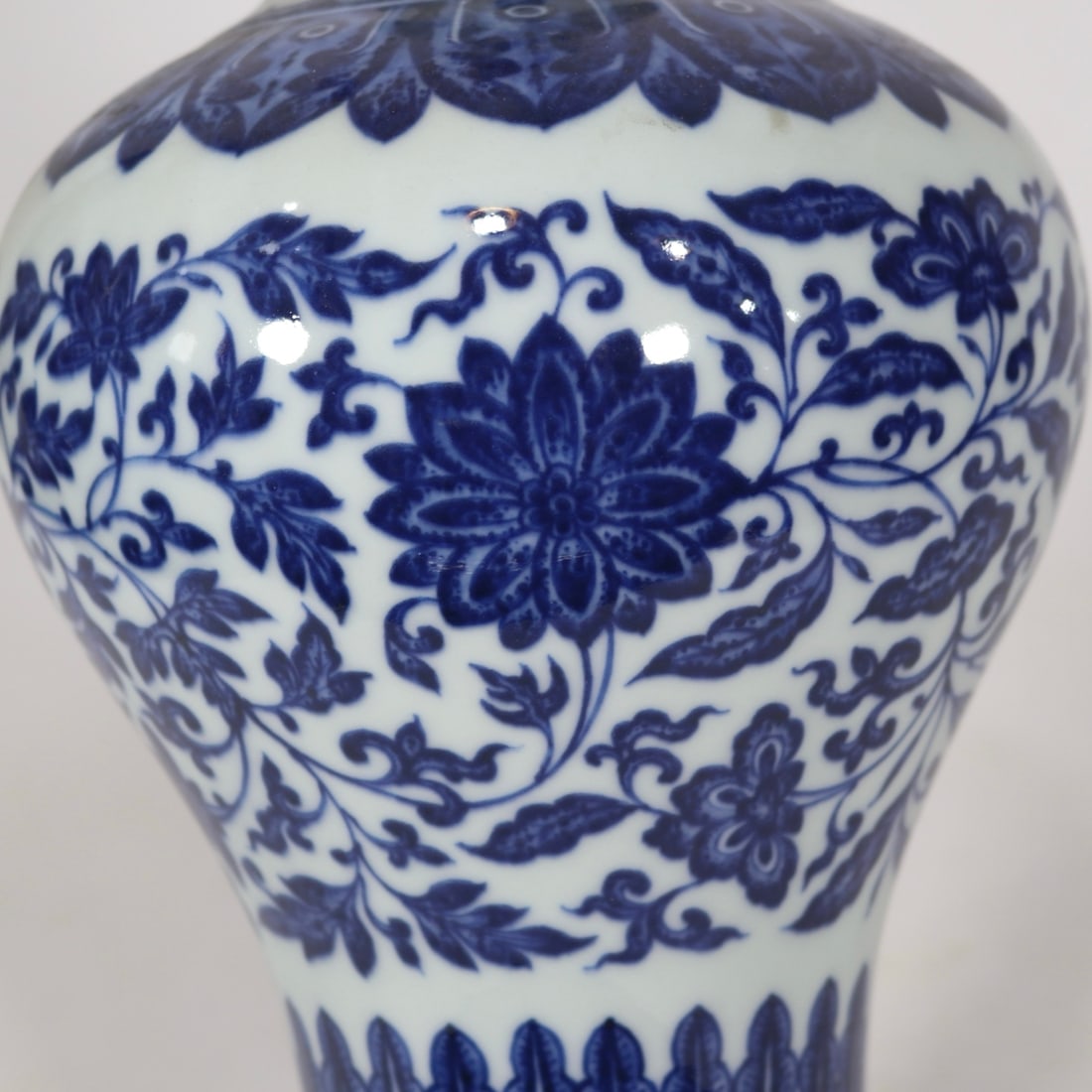 An Exquisite Blue and White Lotus Pattern Vase - 5