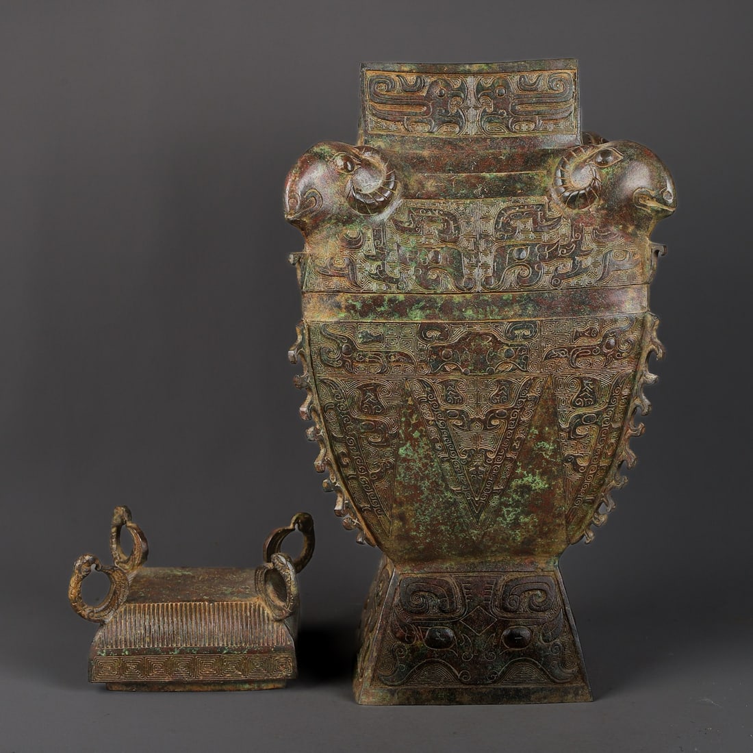 An Exquisite Bronze Beast-Face Pattern Vase - 7