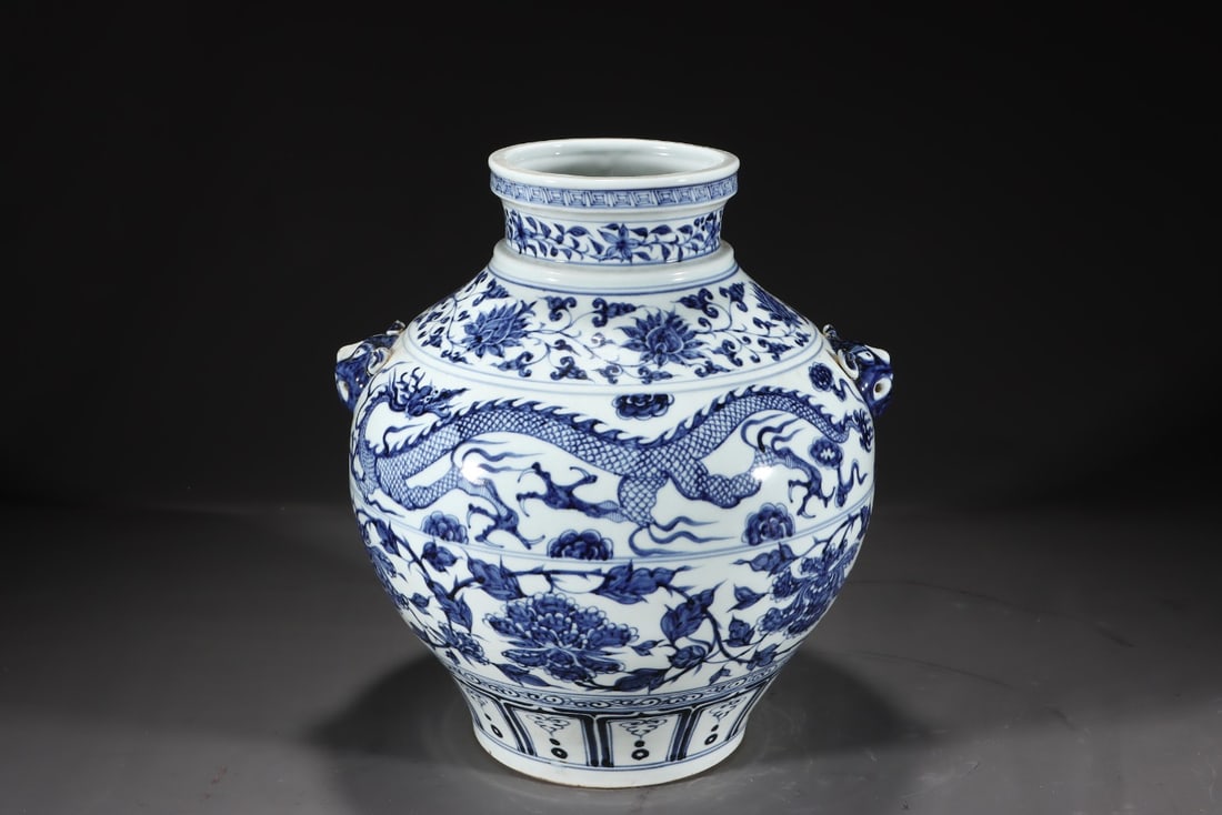 An ExquisiteBlue and White Lotus Pattern Dragon Pattern Jar - 2