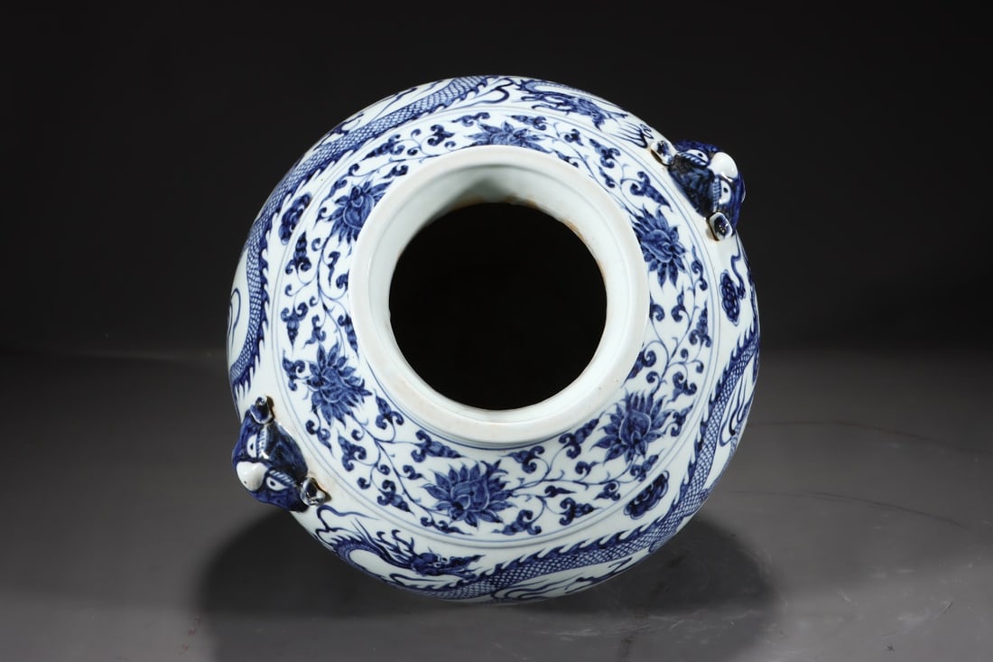 An ExquisiteBlue and White Lotus Pattern Dragon Pattern Jar - 3