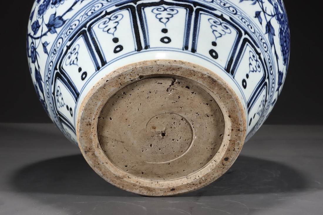 An ExquisiteBlue and White Lotus Pattern Dragon Pattern Jar - 4