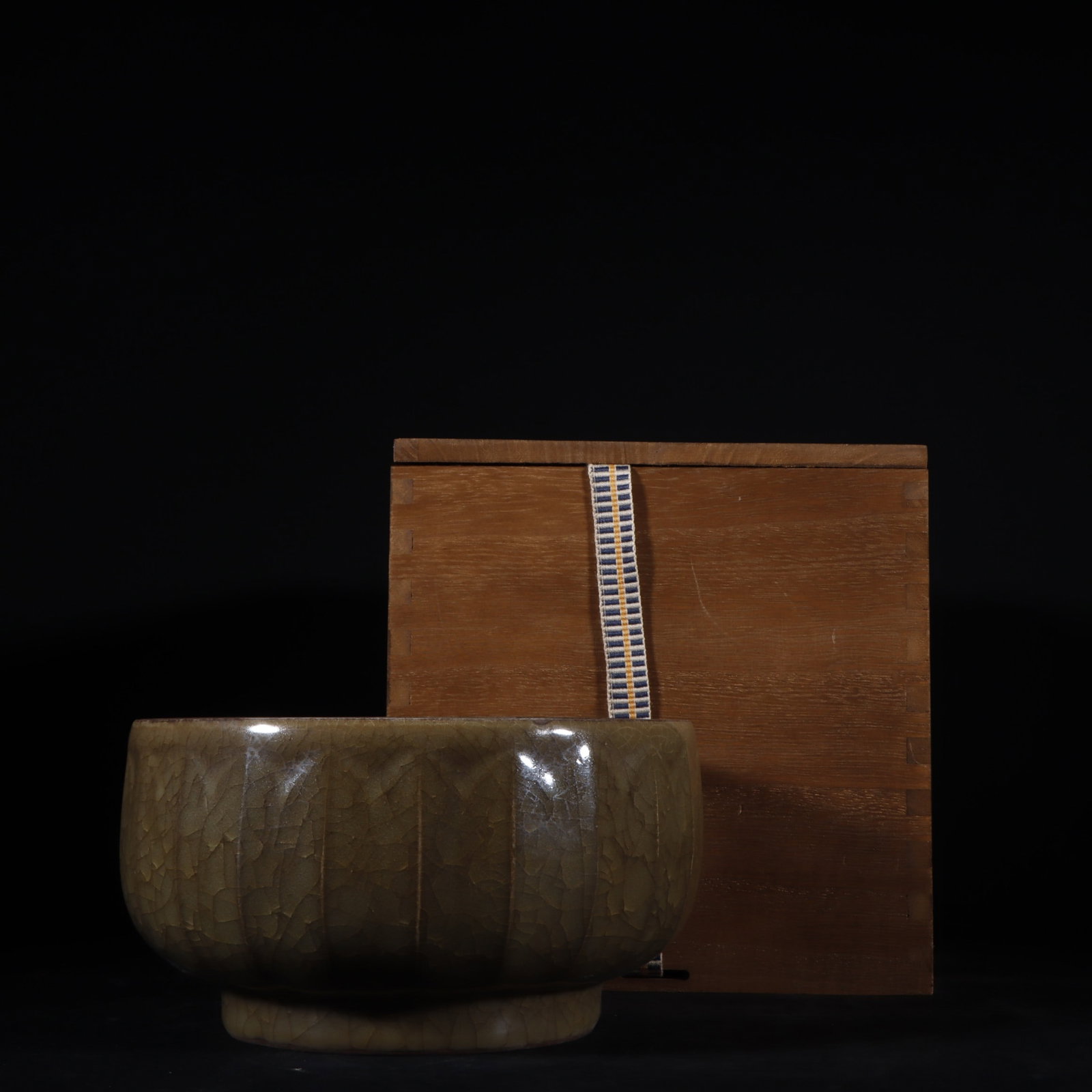 An Exquisite Guan yao Yellow Glazed Bowl: An Exquisite Guan yao Yellow Glazed Bowl Song Dynasty, China Size:3.5inx6.4in官窑黄釉冰裂纹莲瓣碗 中国宋代