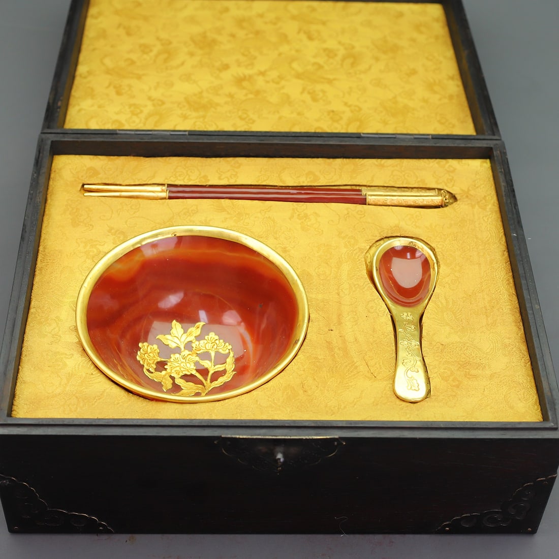 A Set of Fine Agate Cover with Gold Flower Pattern Bowl Spoon Chopsticks: A Set of Fine Agate Cover with Gold Flower Pattern Bowl Spoon Chopsticks Qing Dynasty, China Size:3inx5.7in Weight:381g Size:9.8inx0.8in Weight:47g Size:5.5inx1.7in Weight:56.3g
