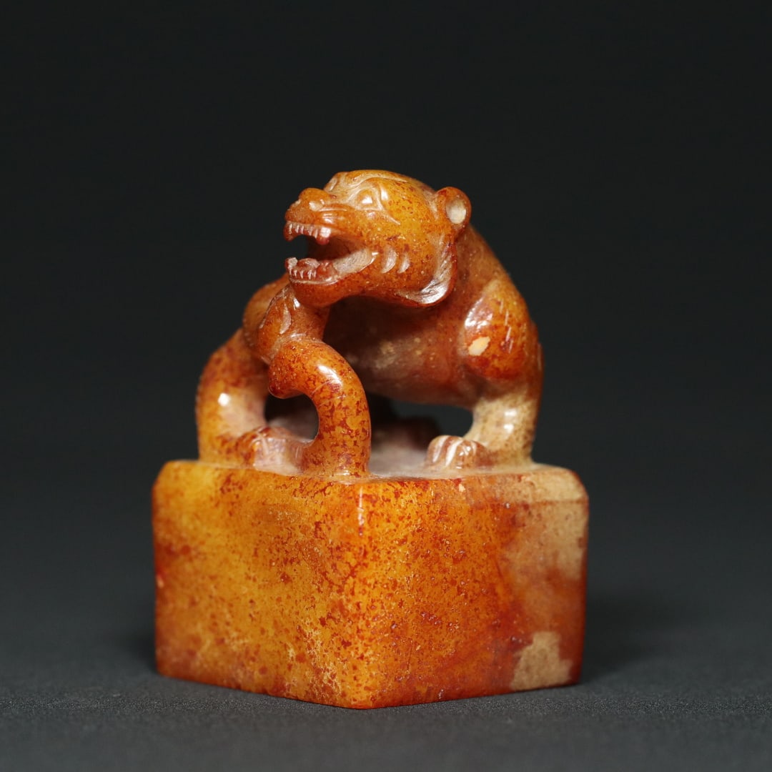 An Exquisite White Jade Bear Seal: An Exquisite White Jade Bear Seal Han Dynasty, China Size:2inx1.3inx1.2in Weight:85g白玉熊钮印章 中国汉代 Size:5.1cmx3.2cmx3cm Weight:85g