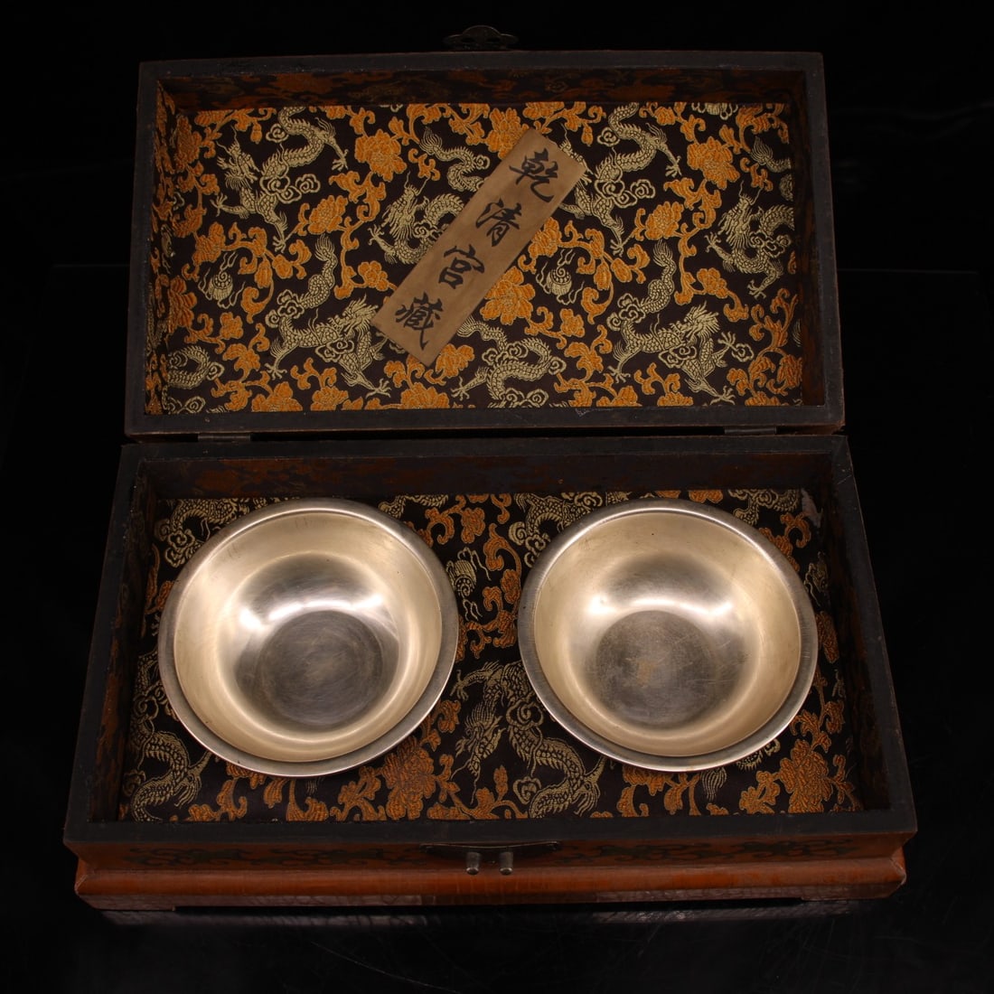 A Pair of Exquisite Silver Inlaid Gems Dragon Pattern Bowl: A Pair of Exquisite Silver Inlaid Gems Dragon Pattern Bowl Qing Dynasty, China Qianlong Four-character Mark Size:15inx5.1inx8.7in Weight:1824g Size:2.2inx5.5in Weight:157g银镶嵌ê
