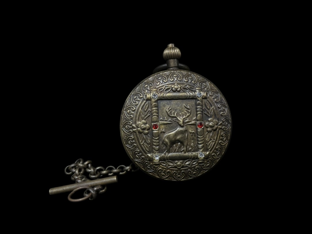 An Exquisite Bronze Figure Pattern Pocket watch: An Exquisite Bronze Figure Pattern Pocket watch Qing Dynasty, China Size:2.2in铜怀一鹿平安表 中国清代 Size:5.5cm