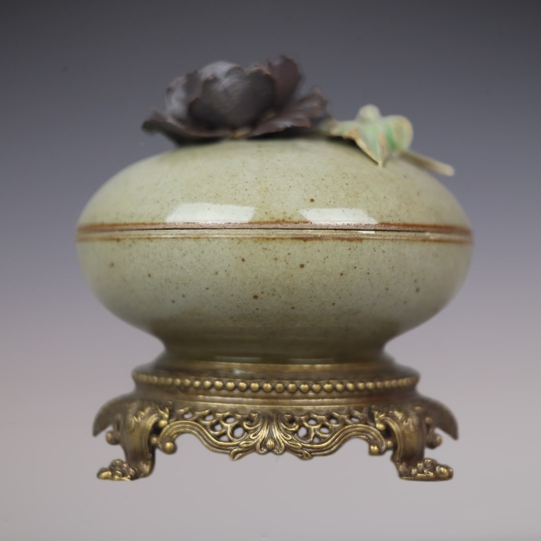 An Exquisite Ge yao Inlaid Bronze Box: An Exquisite Ge yao Inlaid Bronze Box Qing Dynasty, China Size:3.5inx3.5in哥窑镶铜底胭脂盒 中国清代 Size:9cmx9cm
